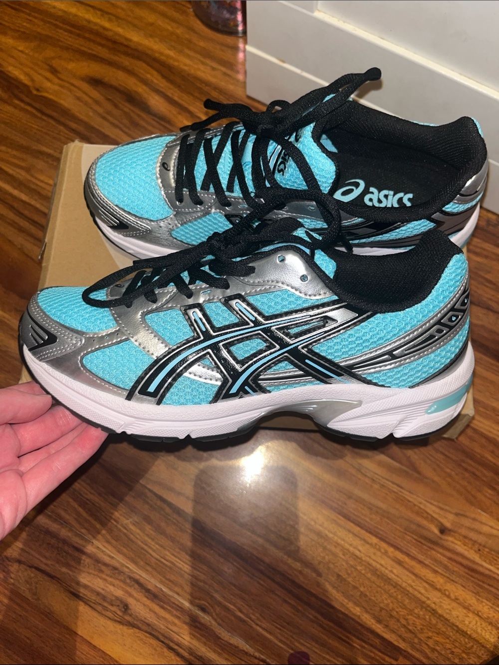 ASICS Women’s Aqua/Turquoise Running Sneakers with Silver Accents Size 8